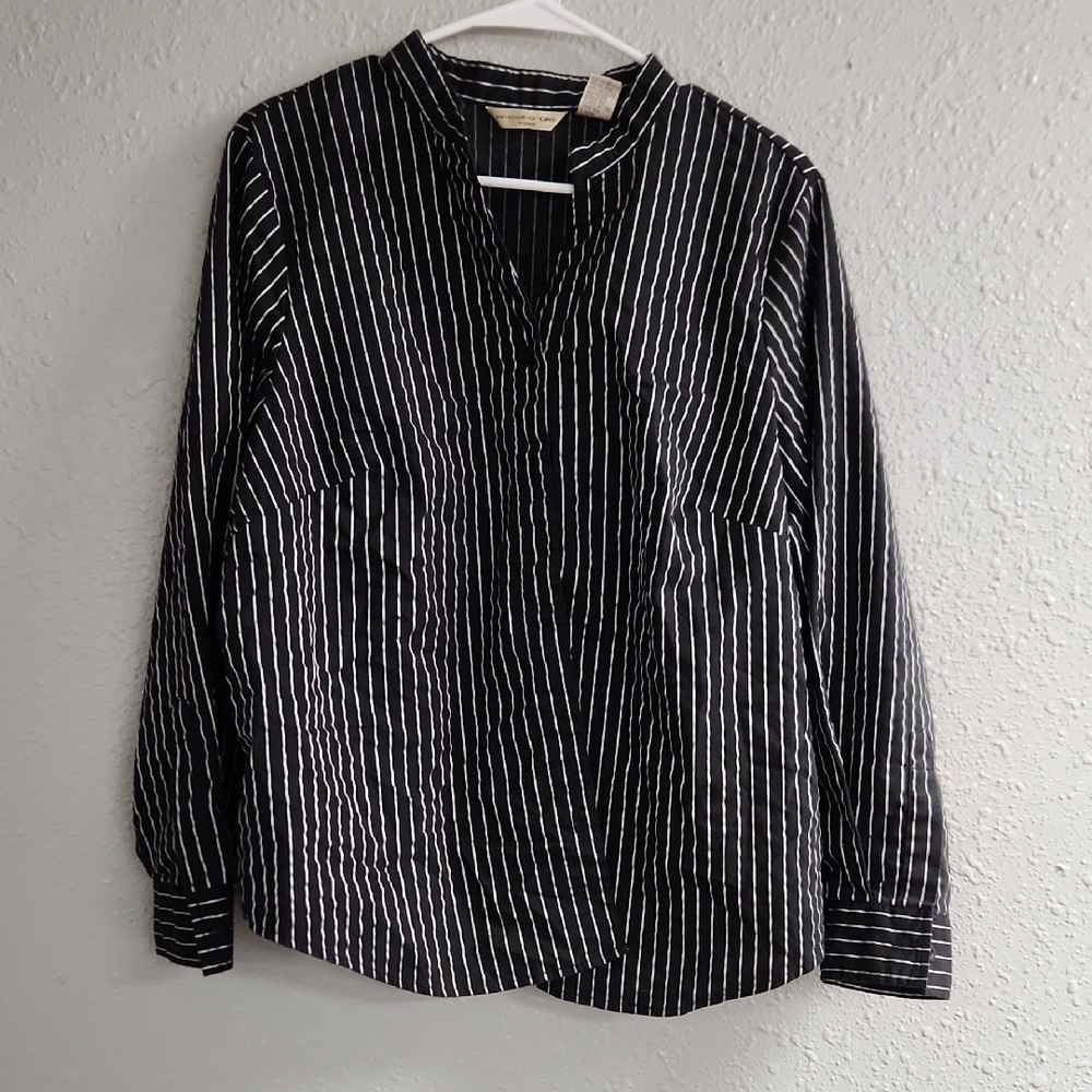 🚨2/$25 or 5/$50🚨Elegant Black and White Striped Women's Button Down Shirt